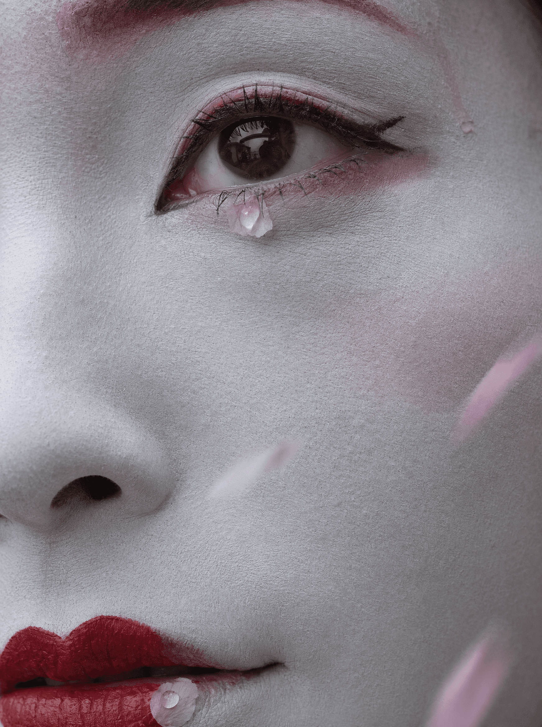 Generazione NANO BANANA — primo piano beauty con trucco bianco